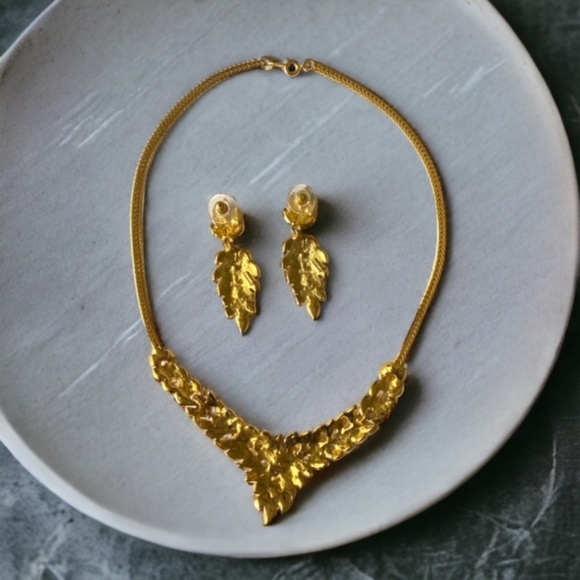 TRIFARI TM Gold Tone Burgundy Enamel Floral Necklace & Earrings Set Demi Parure - Picture 4 of 7